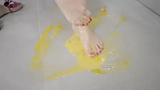 Canı sıkılan sarışın orta yaşlı seksi kadın ateşli ayaklarla yumurtaları eziyor - ayak fetişi ezme!