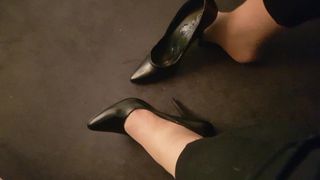 Porra em sapatos de salto alto pretos bem usados