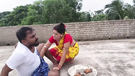 Tante desa india yang cantik lagi mesra-mesraan dengan toket besar dan memeknya dientot di atas atap