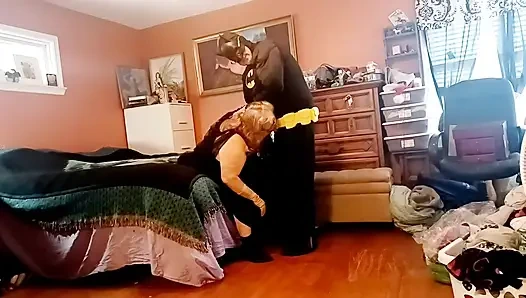 Fledermaus-mädchen (krankenschwester Vicki) gibt fledermaus-mann einen blowjob!