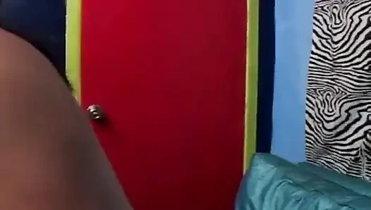 Cewek jalang rambut gelap dengan stoking seksi ini dientot habis-habisan sama kontol besar