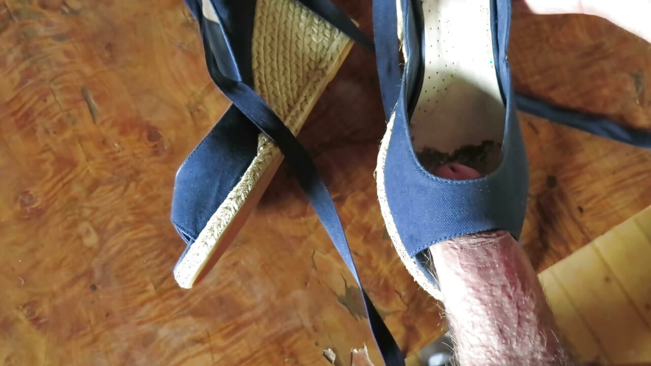 웨지힐에 정액을 쏟음