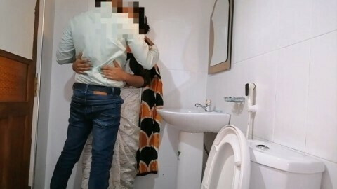 Follada rápida con mi secretaria en el baño de la oficina