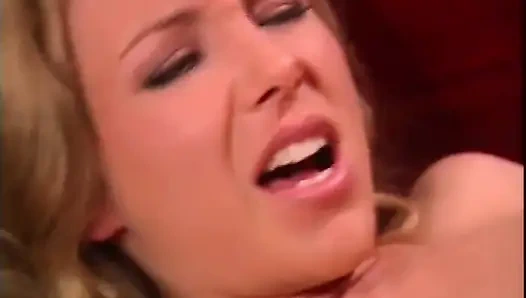 Молодая горячая брюнетка заставляет горячую милфу-блондинку кончить