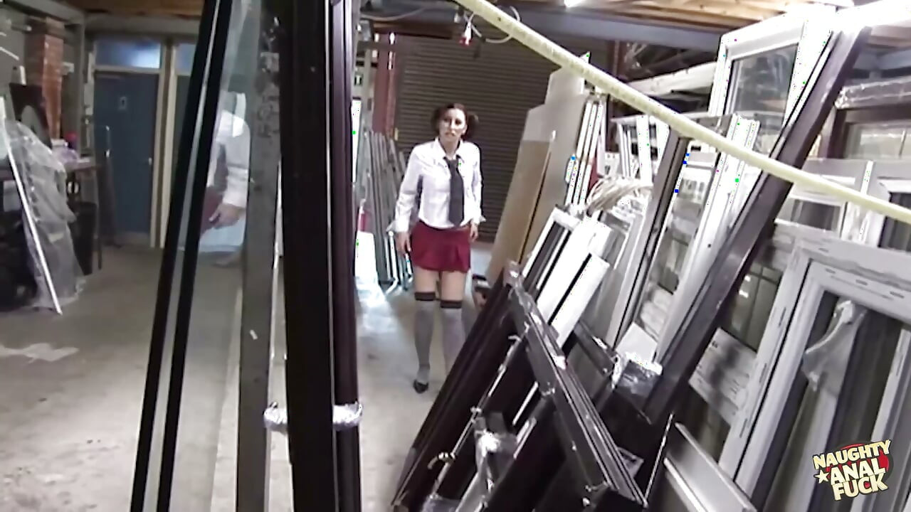 可愛的恐怖片女星穿著刺穿絲襪，獻上驚人的傳教士位與女上位肛交演出。