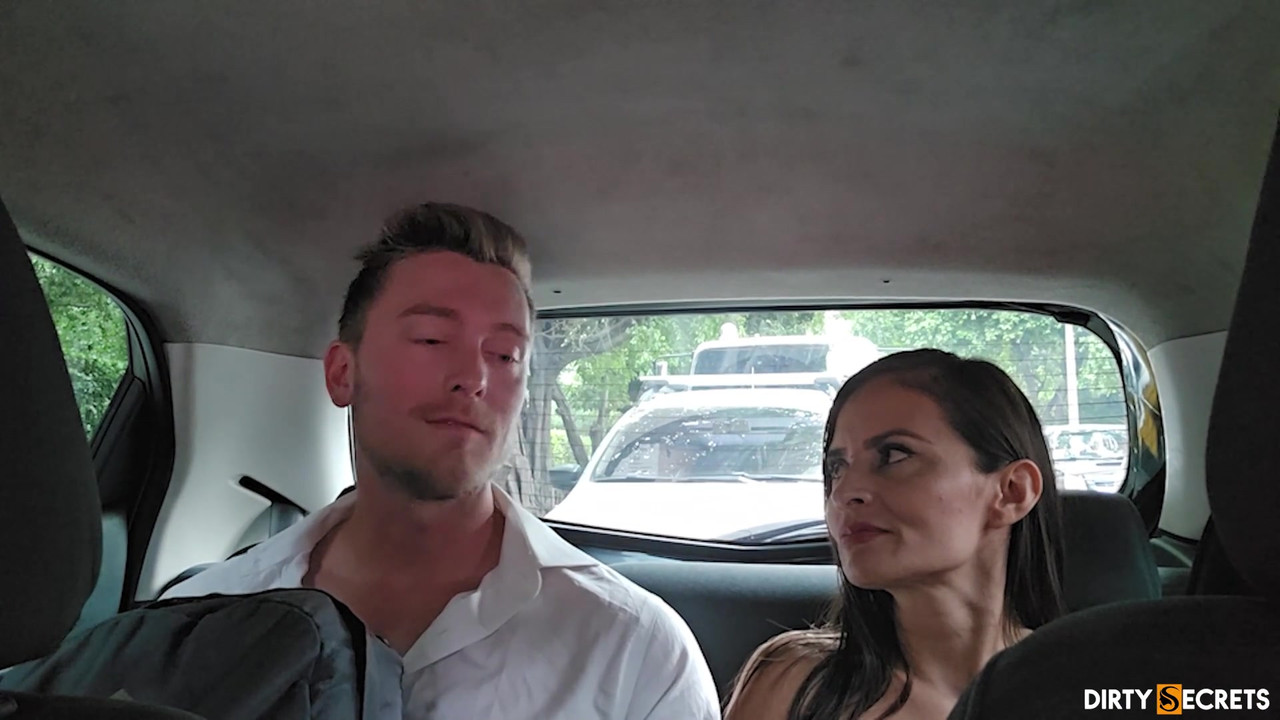 我在机场遇到一个陌生人，最后我们做爱了