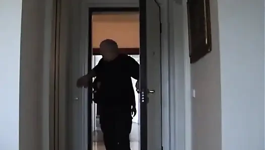 Büyük tombul orta yaşlı seksi kadın yatak odasında sikişiyor