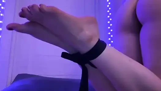 Beine und netzstrümpfe mit jucielussie binden
