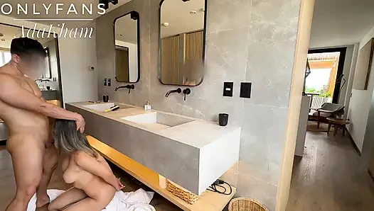 Duş sonrası en iyi arkadaşımı sikiyorum - Adakham