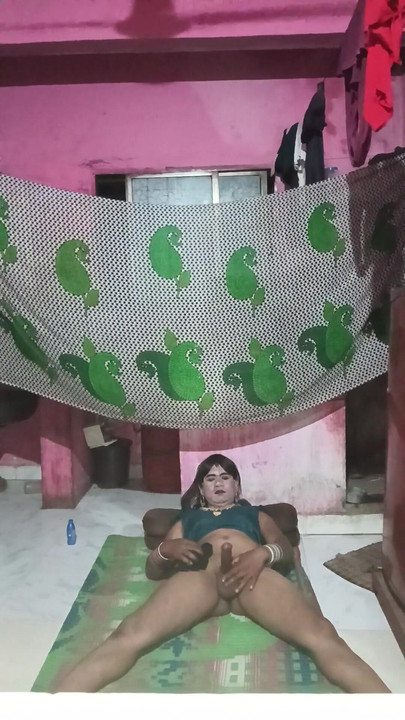 Emotivni trenutak iz "Madhuri bhabhi aj land ka pani likali"