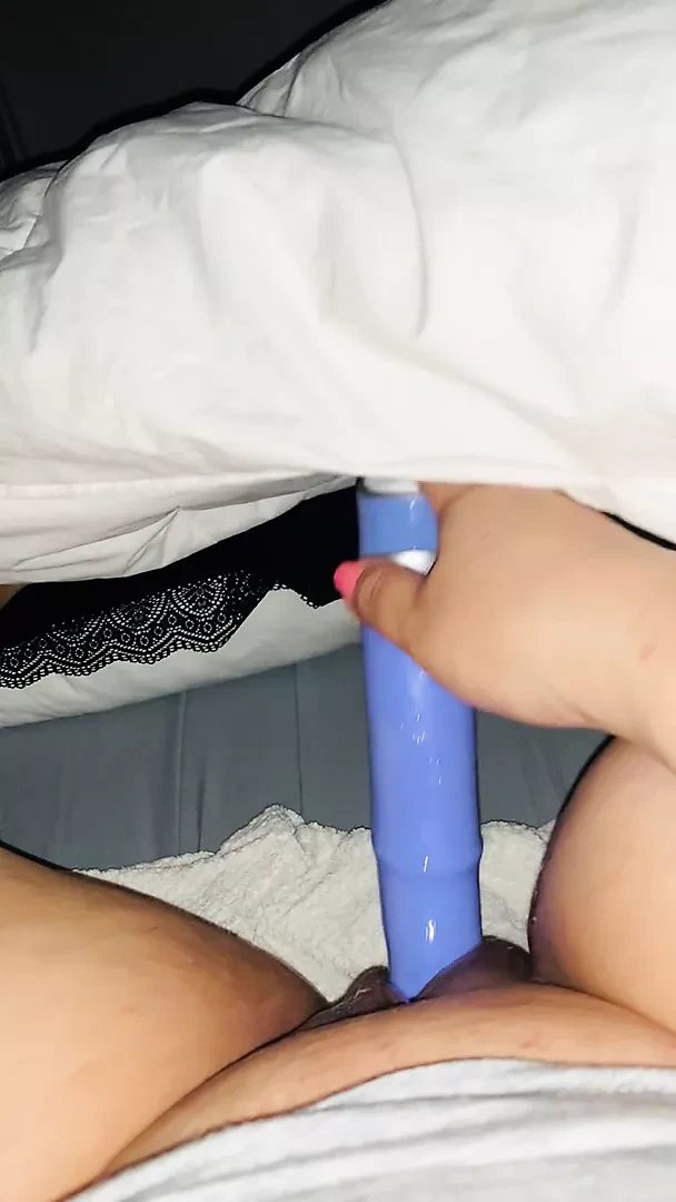 Watching porn while cumming on my vibrator