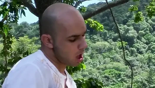 Olgun sarışın açık havada cennette zonklayan yarağı yutuyor