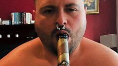 Bigbullboss präsentiert: eine Zigarre rauchende Domstier-Zusammenstellung.