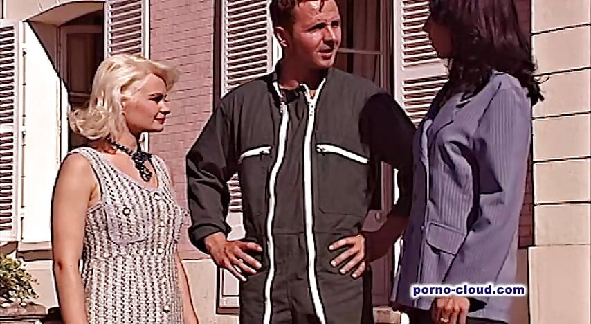 Venkovní trojka anální šukání a fisting pro nadržené MILFky