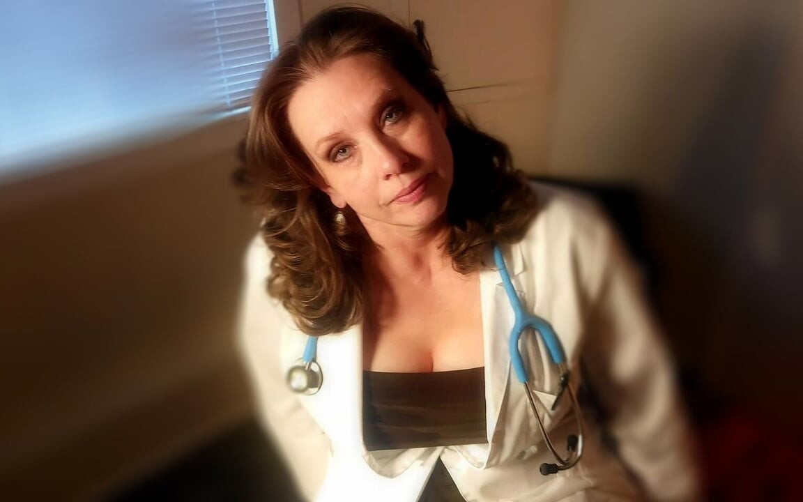 Adegan lengkap! Dokter seksi ini lagi mewaspadai cowok berumur dan kontol besarnya