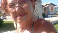 Бабушка на пляже, зайчик