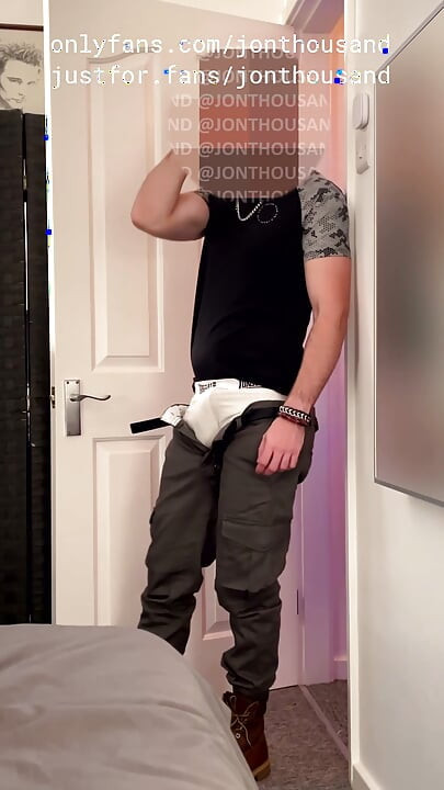 Str8 kamergenoot komt thuis uit de kroeg, geil als fuck en komt in mijn kamer