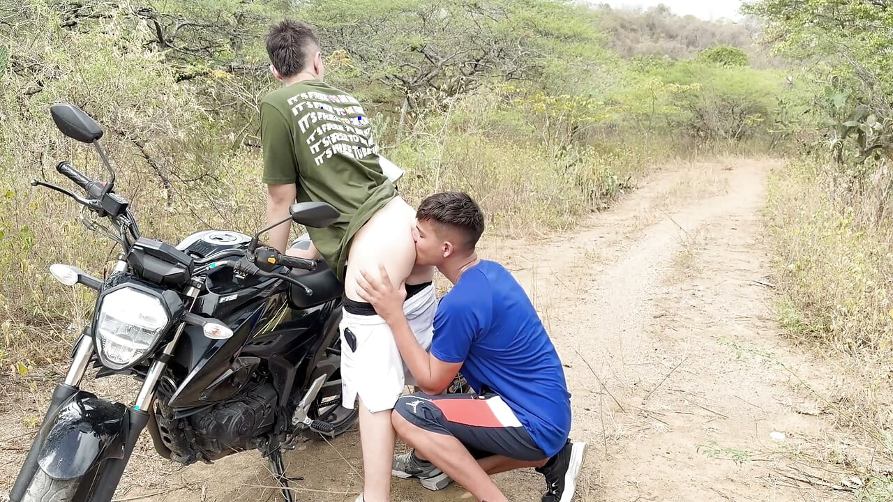 Sétálj el velem és a legjobb kolumbiai TWINK BARÁTOMMAL a folyóhoz... kint végződött egy KÜLTÉRI BASZÁSSAL