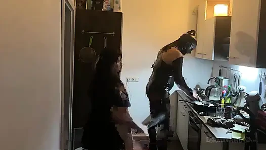 Dominante MILF dehnt latex-subs arsch weit in der küche