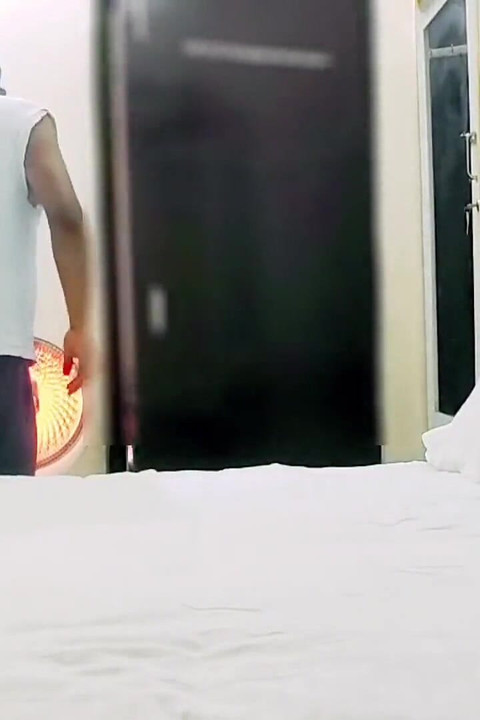 خلف الكواليس تصوير جيجا سالي في غرفة فندق ناينيتال