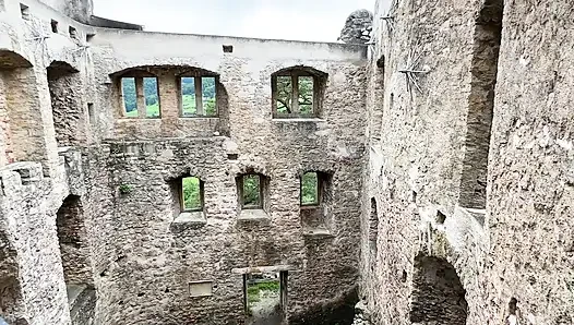 Трахаю местных жителей в заброшенном замке