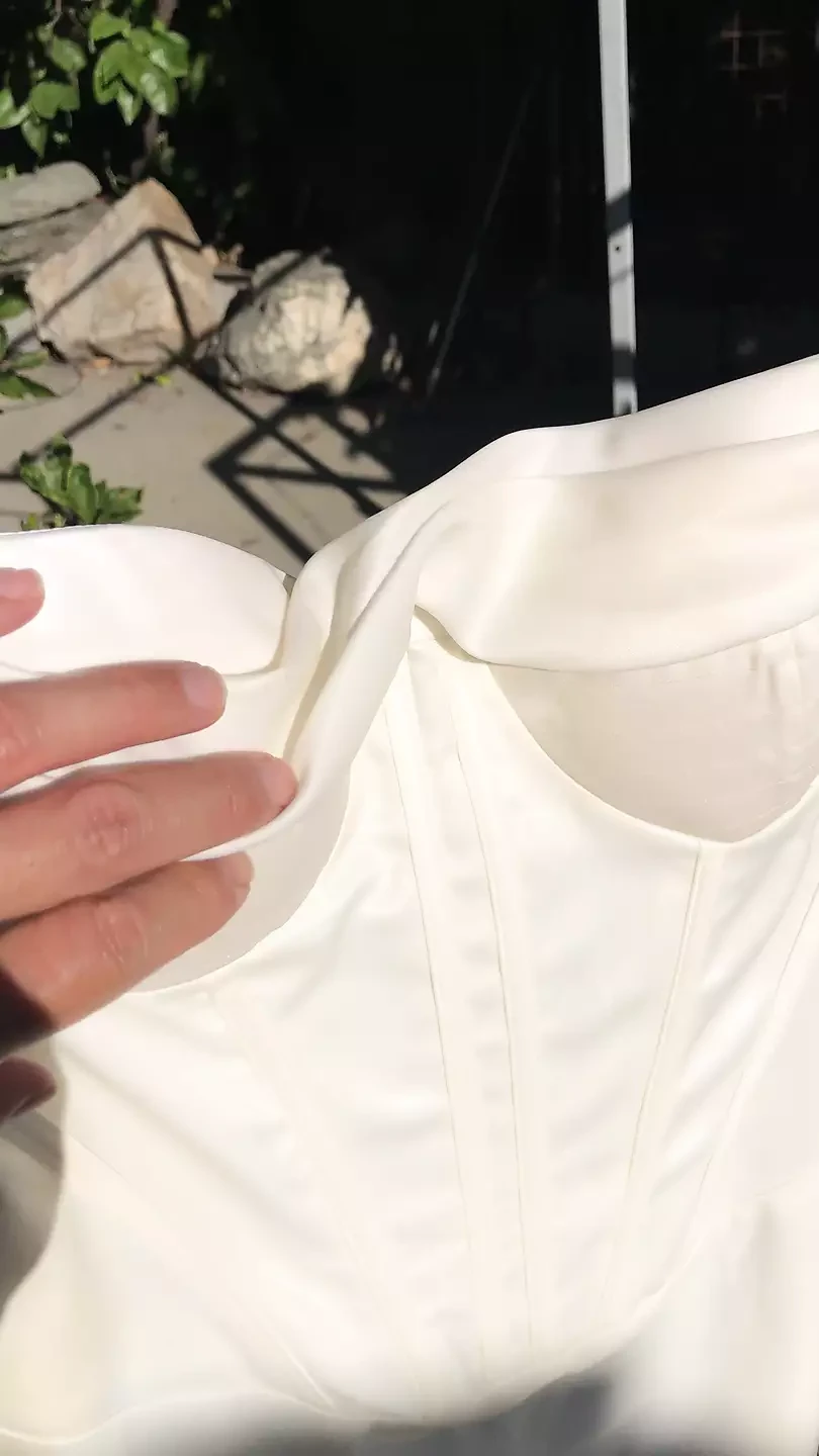 Telefon mobil video de superbă rochie albă din satin care se pișă