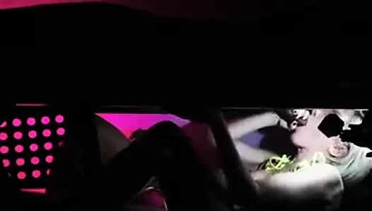 Krystal ve Kyla sağım masasında büyük siyah bir yarağı çifte sikiyor