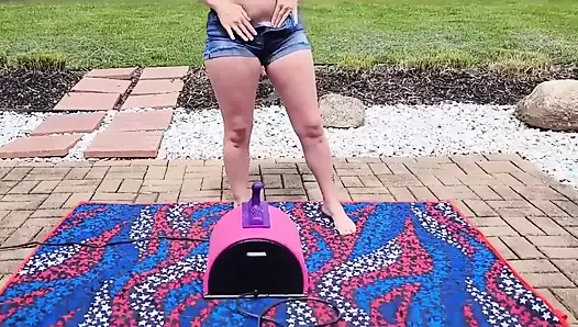 Istri hot rambut pirang kepergok lagi asik ngentot kontol sybian di halaman belakang rumahnya