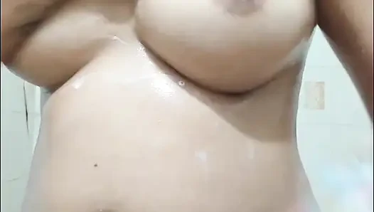 Video mandi gadis besar yang cantik