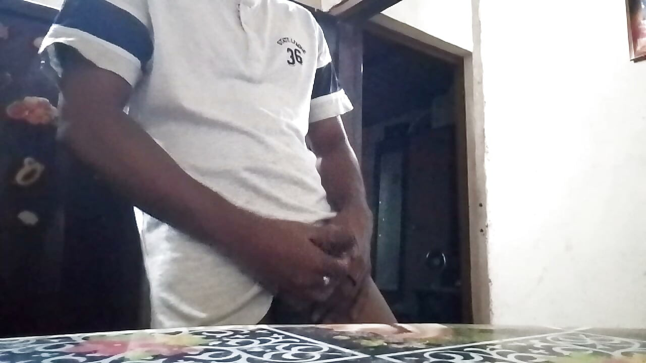 Chico de aldea desi solo en casa por la noche
