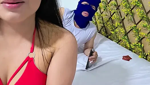 Bikinili latin üvey kız üvey babasını havuz başında vahşi ve tabu seks için baştan çıkarıyor