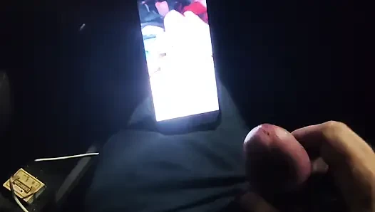 Fast erwischt! Er wichst im Verkehr vor mir, ich liebe es zu beobachten. Großer cumshot!  Teil 2