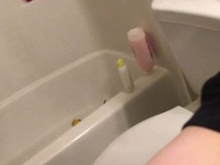 Быстрый трах в ванной и глотание спермы папочек