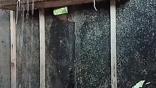 Düzgün vücutlu bir kızın sokakta kendini yıkamasını izliyorum.