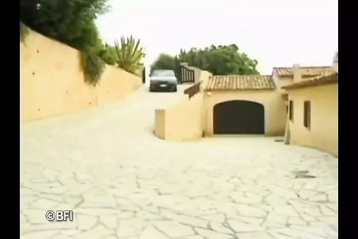 A leszbikus nő megtanítja a fiatalokat, hogyan kell helyesen puncit enni.