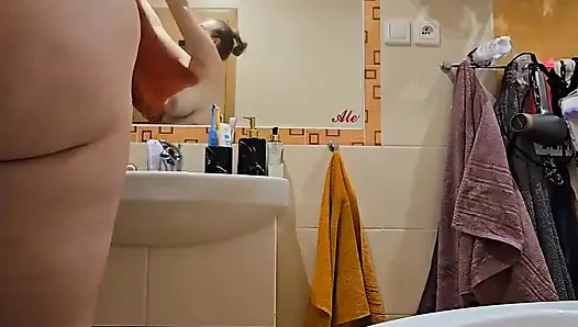 Büyük yumuşak doğal memeli ve büyük götlü sevimli iri güzel evli kadın duş alıyor