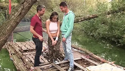 Грудастую тинку жарят в два смычка на улице