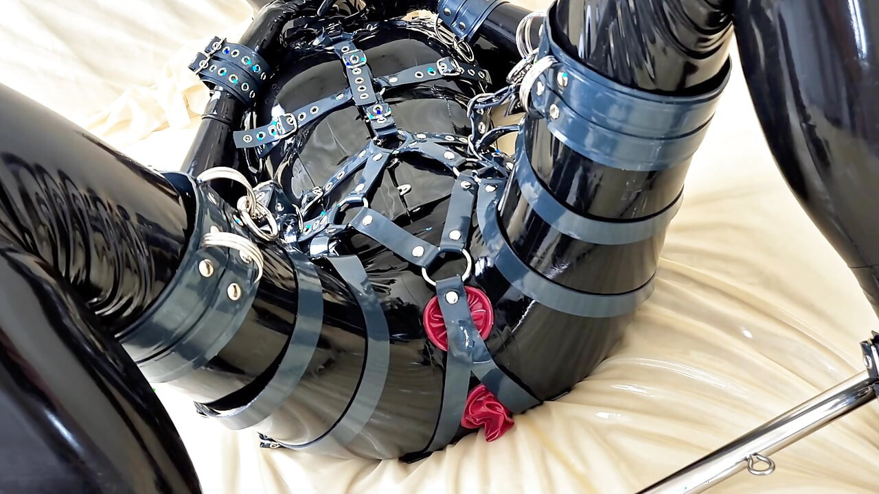 Teaser του OnlyFans - Πρωκτική διασκέδαση με λάτεξ ολόσωμο και ενσωματωμένα κολπικά και πρωκτικά προφυλακτικά!