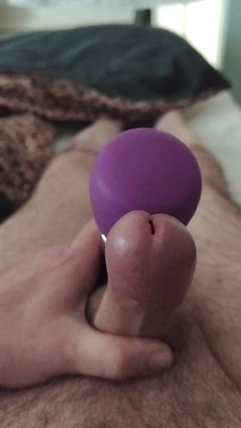 紫色のマッサージャーは最低設定でイかせる