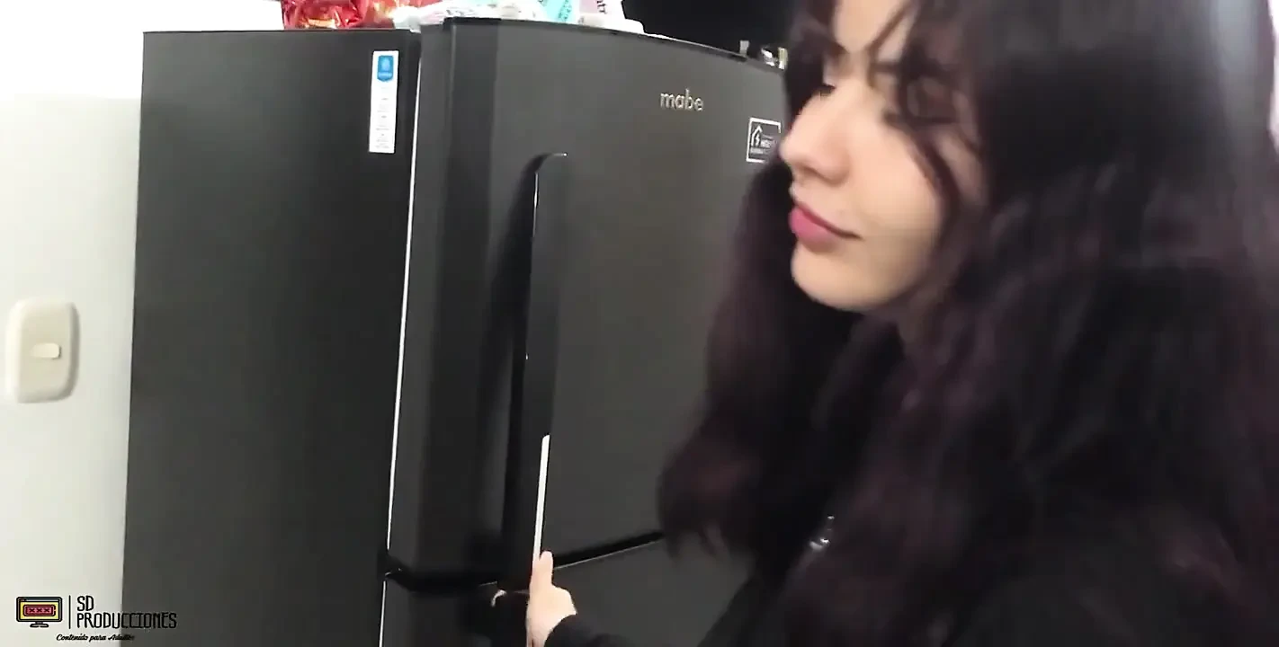 我给我的继兄弟提供了丰富的奶油口交, 他最后操了我