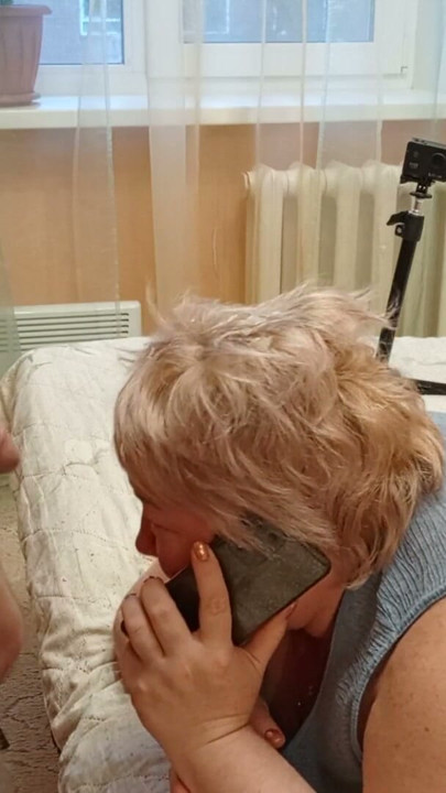 Sikimi görmezden gelmem için üvey annemin kafasına boşalıyorum | Klip 2