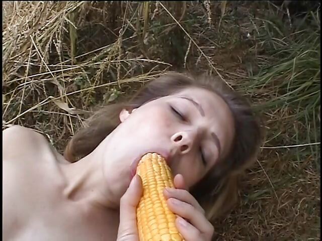 Morena cachonda le gusta masturbarse al aire libre