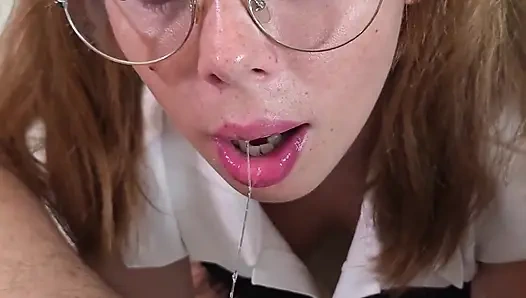 Üniversiteli kız yüzüne büyük bir boşalma alıyor - amatör bakış açısı sakso