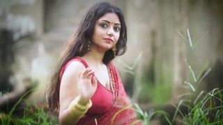 Tía india follable rupashree en sari rojo al aire libre