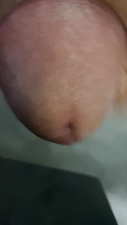 In the bathroom, there was a cock that was getting an erection, only knowing how to endure it, not having to do it