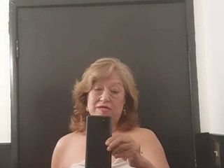 Afară într-o baie publică! femeie latino mare și frumoasă cu pizdă păroasă