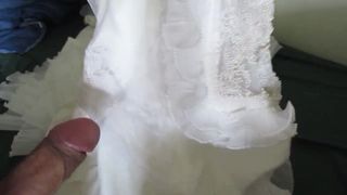 La robe de mariée de la belle-mère d'un ami déchirée et aspergée de sperme