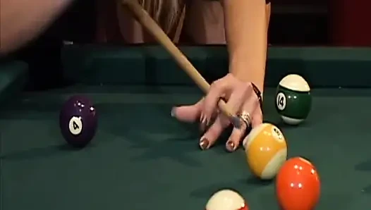 Blonde und brünette schönheiten ficken einen hengst auf einem billardtisch