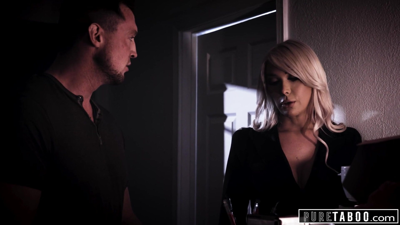 純粋なタブー、セクシートランスガールが悲しみの男をやる