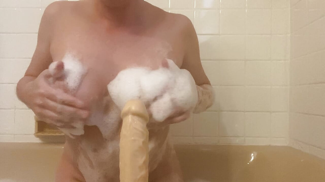 מזיין את עצמי באמבטיה